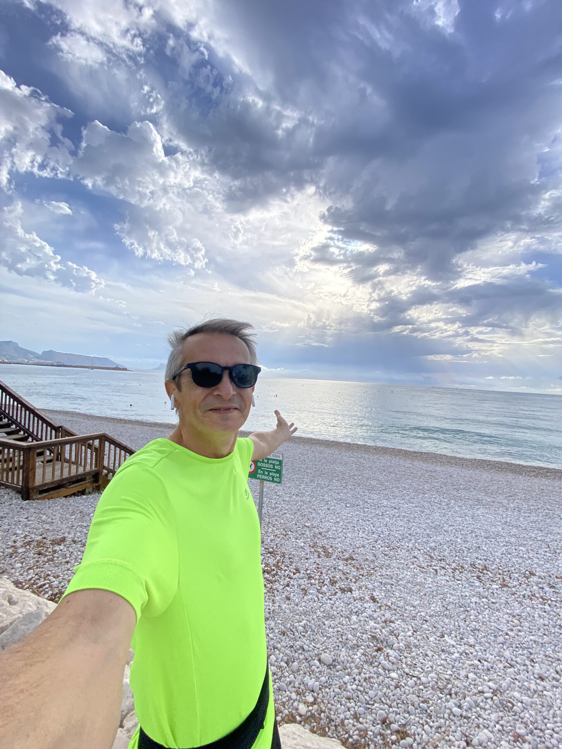 Sento corriendo en la playa